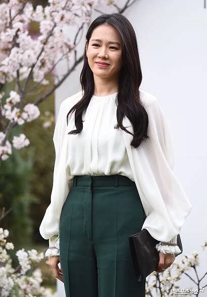 24+ Son Ye Jin Young Photos Background Asian Celebrity Profile