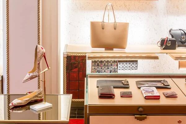 CHRISTIAN LOUBOUTIN OTEVŘEL SVŮJ PRVNÍ BUTIK V PRAZE – DailyStyle.cz