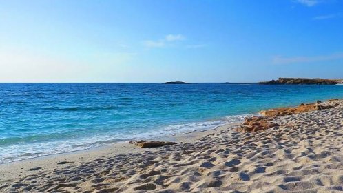 Proč se mačkat na pláži v Chorvatsku? Vylidněné pláže najdete dvě hodiny letu z Prahy