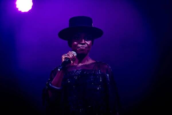 FOTOREPORT: Morcheeba a Indoor Garden Party s Russellem Crowem koncertně zahájili 57. ročník KVIFF