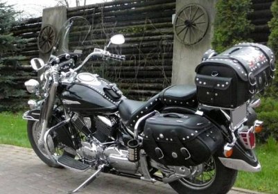 Vzhled motocyklu Yamaha 1100 Drag Star s černou plynovou nádrží