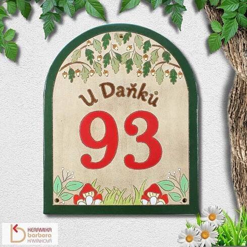 Lesní keramické domovní číslo na fasádu a jmenovka s dubem, žaludy a hříbky v trávě