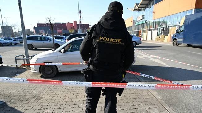 Chladnokrevně ubodal dvě prodavačky v Hradci. Teď si mladý vrah stěžuje na hrubé zacházení – eXtra.cz
