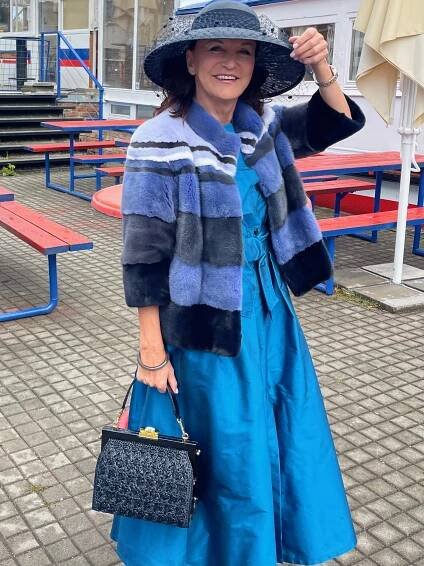 Móda z Velké pardubické: Outfity plné barev doplnily klobouky i fascinátory všech velikostí!