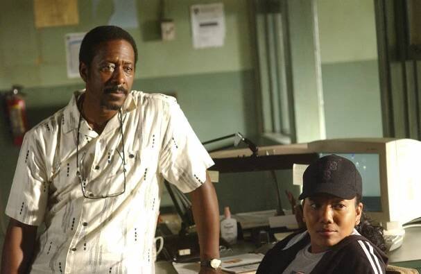 The Wire - Špína Baltimoru - Zbloudilé kulky - Z filmu - Clarke Peters, Sonja Sohn