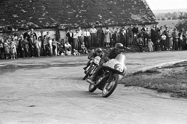 V dešti i prachu. Podívejte se na historii motocyklových závodů ve Znojmě