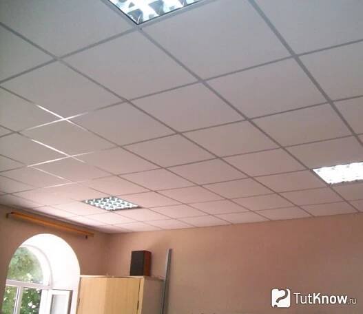 Kazetový strop: kov, hliníkový podhled, kazetová instalace.