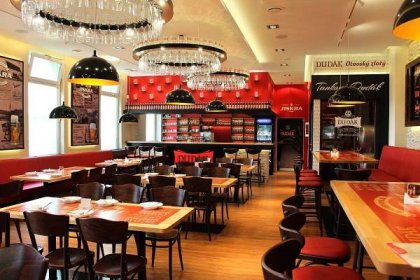 STRAKONICE: Stylový interiér, výborné obědy a tankového Dudáka Premium nabízí restaurace JiskraZa krásnější Vimperk