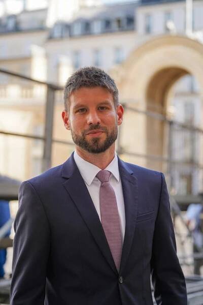 Ficův vyzyvatel tasil v kampani svou krásnou tanečnici. Žili spolu v Praze, mají malou dceru