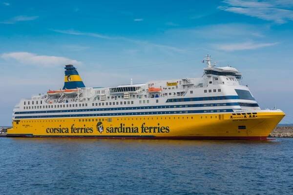 Fähre der Corsica Ferries im Hafen von Bastia