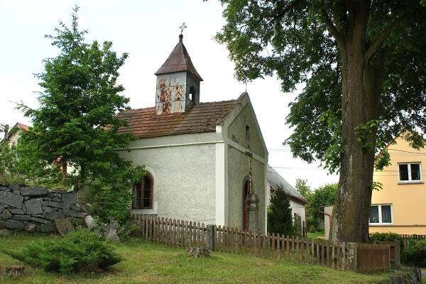 Soubor:Kolinec, Vlčkovice, chapel.jpg – Wikipedie
