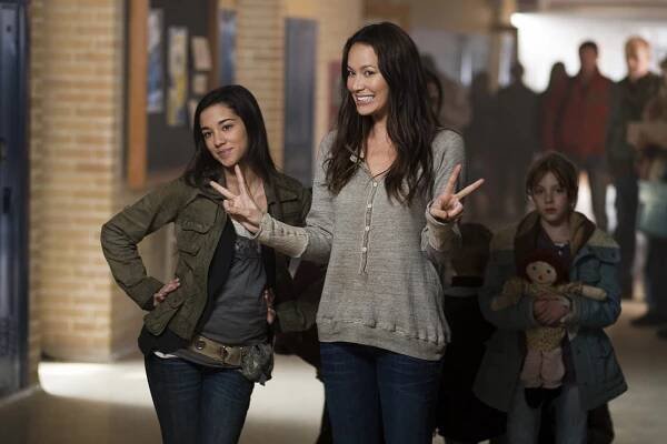 Falling Skies - Eight Hours - Z natáčení - Seychelle Gabriel, Moon Bloodgood