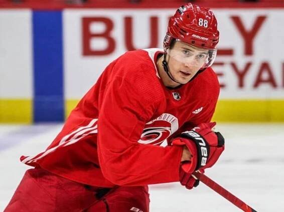 Martin Nečas si podmaňuje NHL. V kanadském bodování je v první desítce - MyMuži