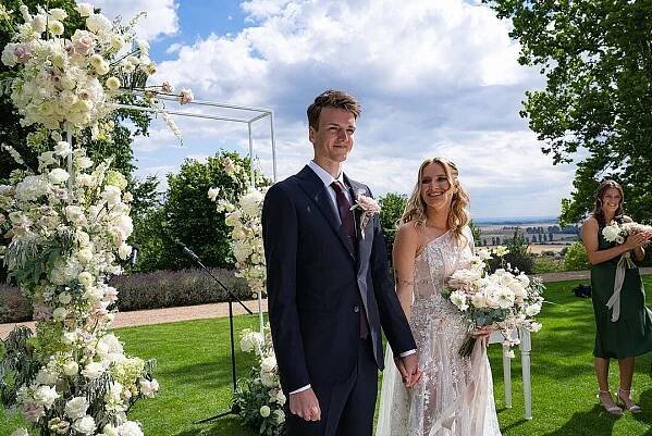 Z tenistky (sexy) princeznou: Vondroušová se vdávala v šatech se závojem a pořádným rozparkem - Expres.cz