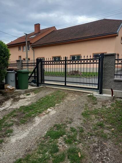 Samonosná kovaná pojezdová brána, branka
