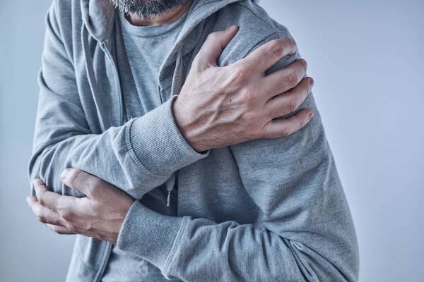 Bolest ramene, muž s těžkou bolestí jako příznakem osteoartritidy, zblízka se selektivním zaměřením — Stock obrázek