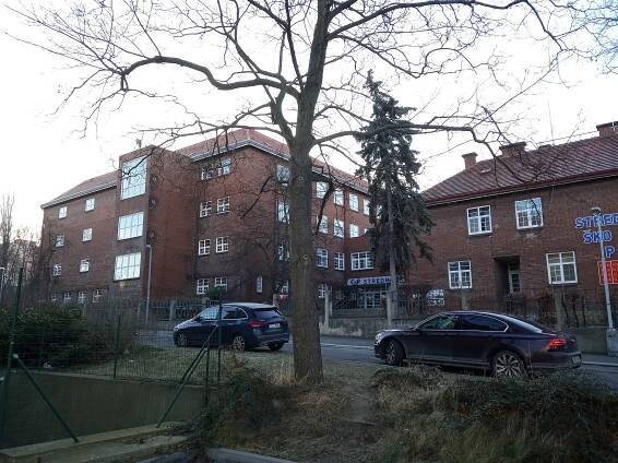 Soubor:Praha Vysocany Pod Balkanem 2 skoly a.jpg – Wikipedie