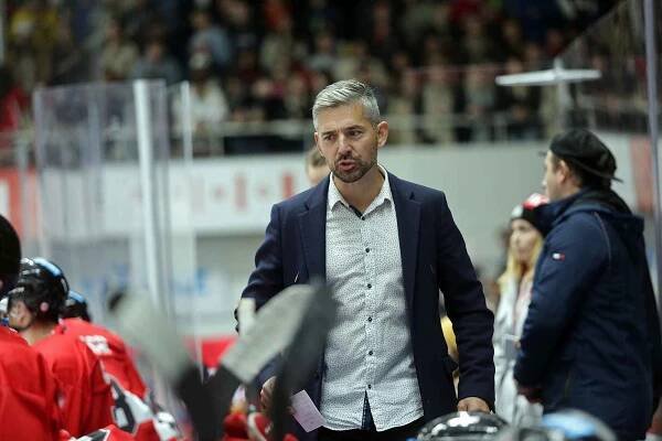 Skvělá atmosféra provázela hokejové derby mezi HC MUNI (v modrém) a VUT Cavaliers Brno (v červeném).