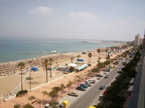 pláž fuengirola. jižní španělsko - fuengirola - stock snímky, obrázky a fotky