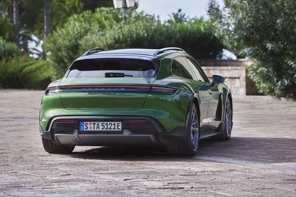 První elektrické Porsche Taycan se představuje v dobrodružnější a praktičtější verzi Cross Turismo