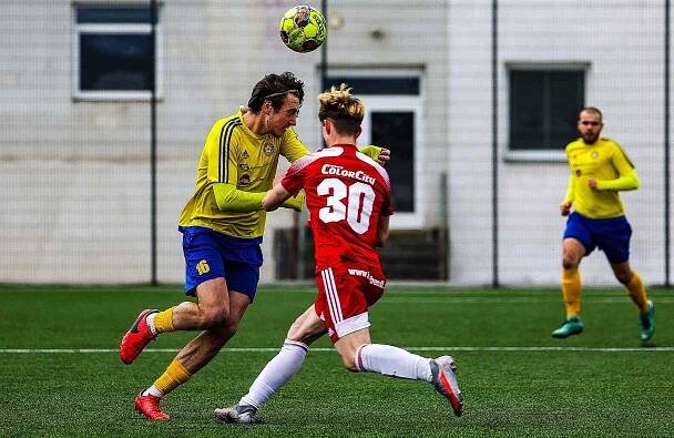 Fotbalisté SK SENCO Doubravka (žlutí), archivní snímek.