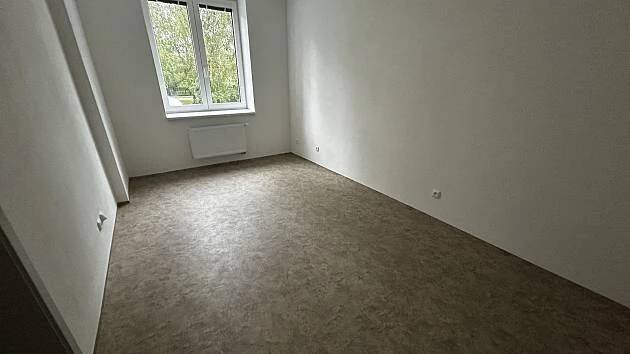 Představení nových bytů, které vznikly v bývalé vojenské ubytovně v Klatovech.