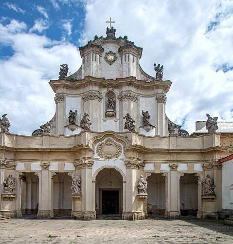 Průčelí kostela