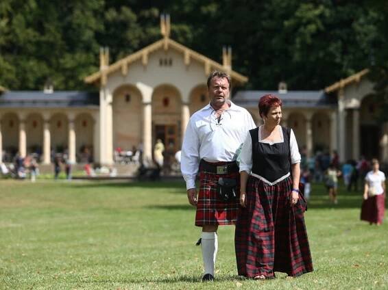 Dudy, kilt či whiskey. Sychrov se stane dějištěm dalšího ročníku Skotských her