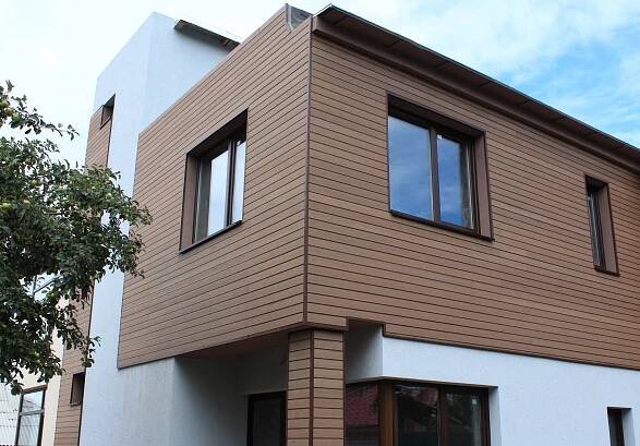 Čelní panely na dřevo: kovové a laminované pro vnější fasádu domu