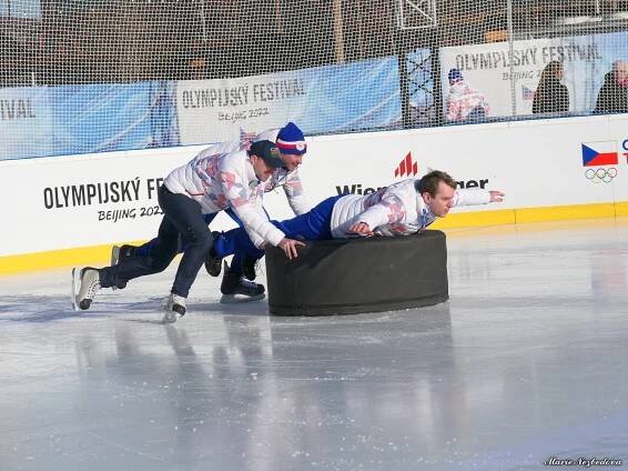 Olympiáda v Brně. Hokej, střelba, lyže a curling. Paulovi jsou zpět z Pekingu