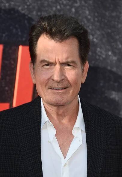 Charlie Sheen oslavil 60: Byl závislý na alkoholu, drogách i sexu s muži. Exmilenci ho vydírali a on platil. A hodně!