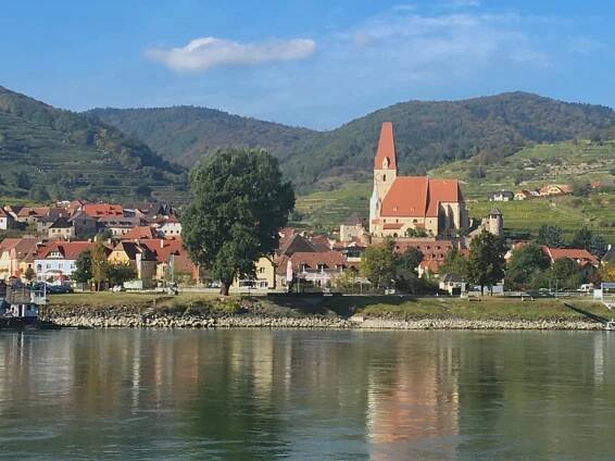Weißenkirchen ve Wachau při pohledu z dunajského trajektu