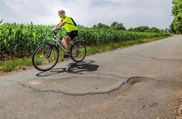 Trhliny, vlnobití. Nedokončená cyklostezka kolem Labe už je zralá na opravy