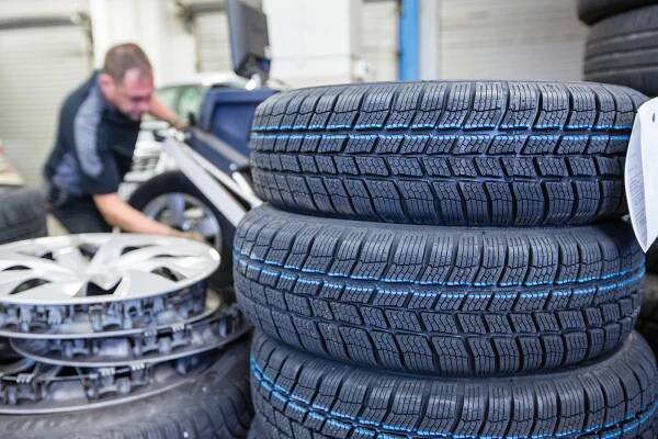 Do konce října musí být přezuto. Autoservisy na Berounsku hlásí plno