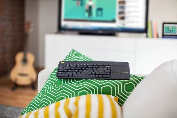 Logitech K400 Plus - klávesnice pro obývací pokoje zjednodušuje propojení vašeho PC s televizorem – PressOffice