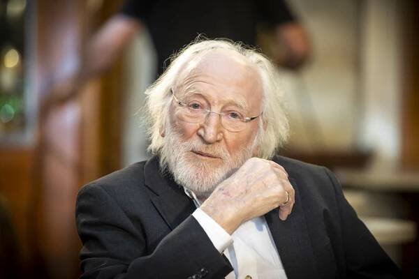Karl Merkatz im Café Bazar in Salzburg, Bild: A. Kolarik/Degn Film