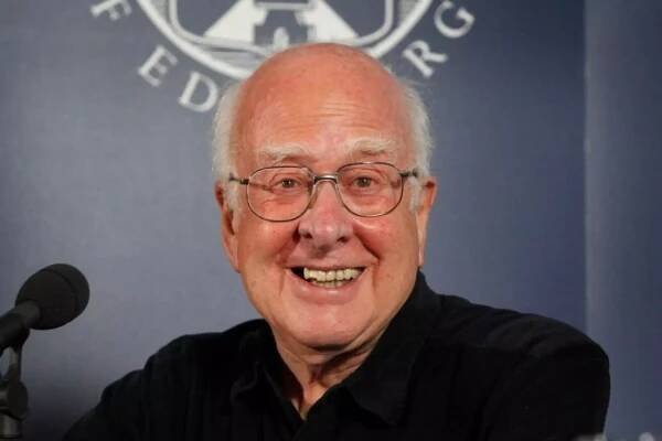 Profesor Peter Higgs, proslulý předpovědí Higgsova bosonu, zemřel ve věku 94 let