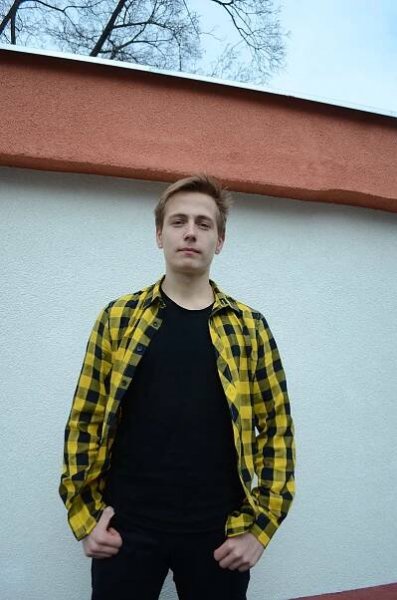 Básník Tomáš Abraham: Za umění z Mostu? Pod most a v padesáti z něj skočit
