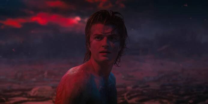 Joe Keery jako Steve Harrington ve fantasy hitu Stranger Things.