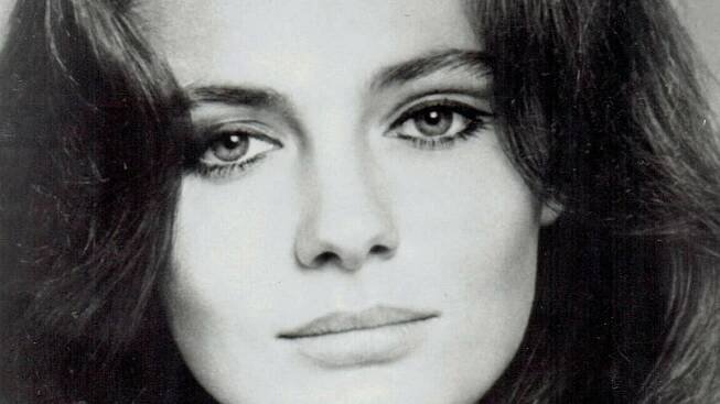 Jacqueline Bissetová: Přes 40 let pečovala o svoji vážně nemocnou matku a své vlastní děti neměla - Médium.cz