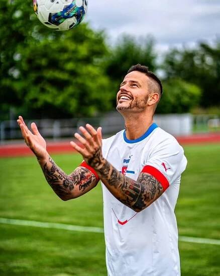 FOTO: Tomáš Rys je fotbalový fanoušek. Věnuje se ale e-sportu. – stránka 105