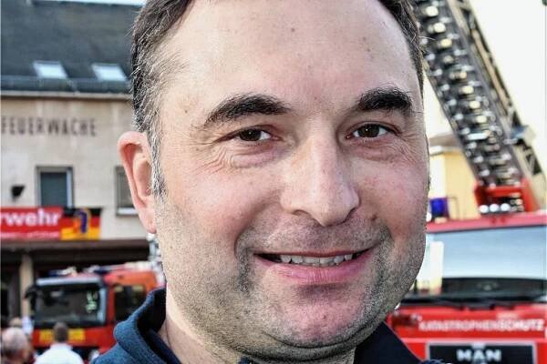 Eppendorfs Wehrleiter Sven Uhlig und seine Mitstreiter bereiten das Winterfeuer 2023 vor. 
