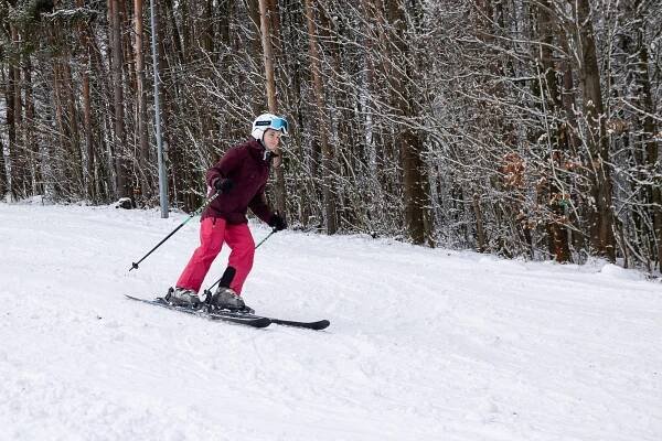 VIDEO, FOTO: Na turnovském ledovci už se lyžuje. Skiareál Struhy zahájil sezónu