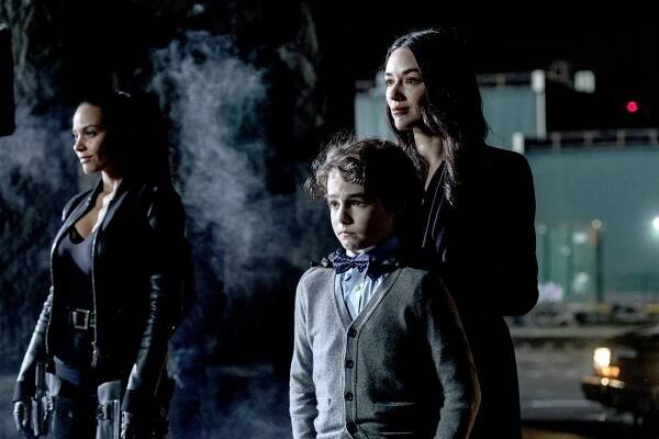 Gotham - Věci, které dělají bum - Z filmu - Jessica Lucas, Crystal Reed