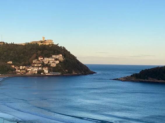 FAR OUT INN - Prices & Reviews (Donostia - San Sebastian, Spain)