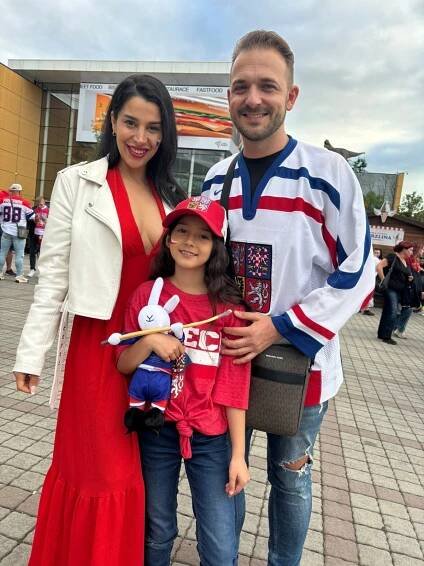 Hokejistům fandí i Mexičanka, na tribunu ji vzal manžel. ‚U nás se hokej nehraje,‘ říká o své vlasti