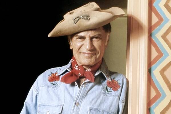 Larry Storch, star of sitcom F Troop, dies at 99