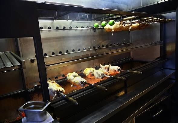 Kuřata grilovaná na ohni, to je bistro Grils
