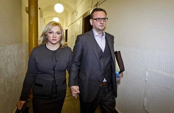Křivě svědčil ve prospěch své ženy. Policie navrhla obžalovat expremiéra Nečase