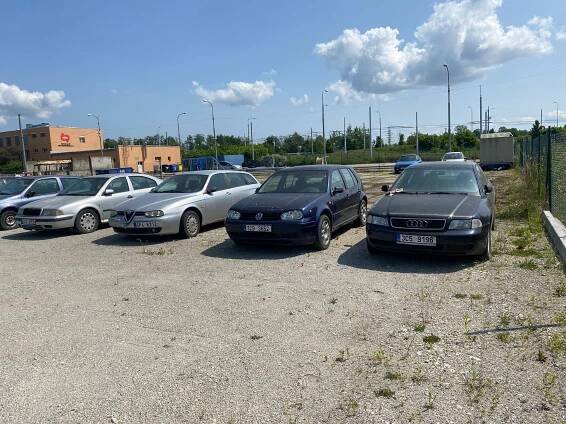 Renault za 1 200 Kč, BMW za 11 tisíc! České Budějovice draží odtažené vozy